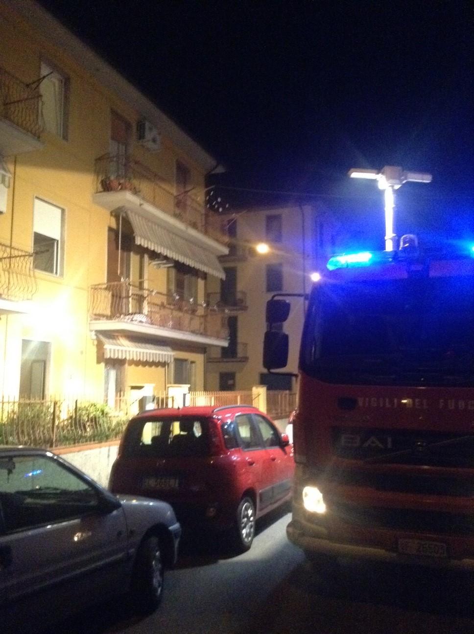 I vigili del fuoco sull'incendio in via Monteverdi