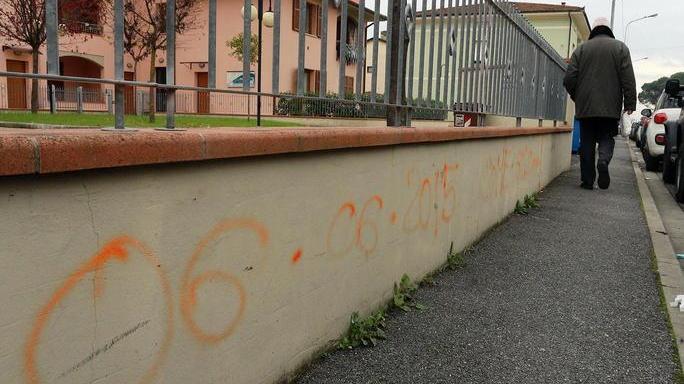 E intanto spuntano scritte offensive davanti alle case