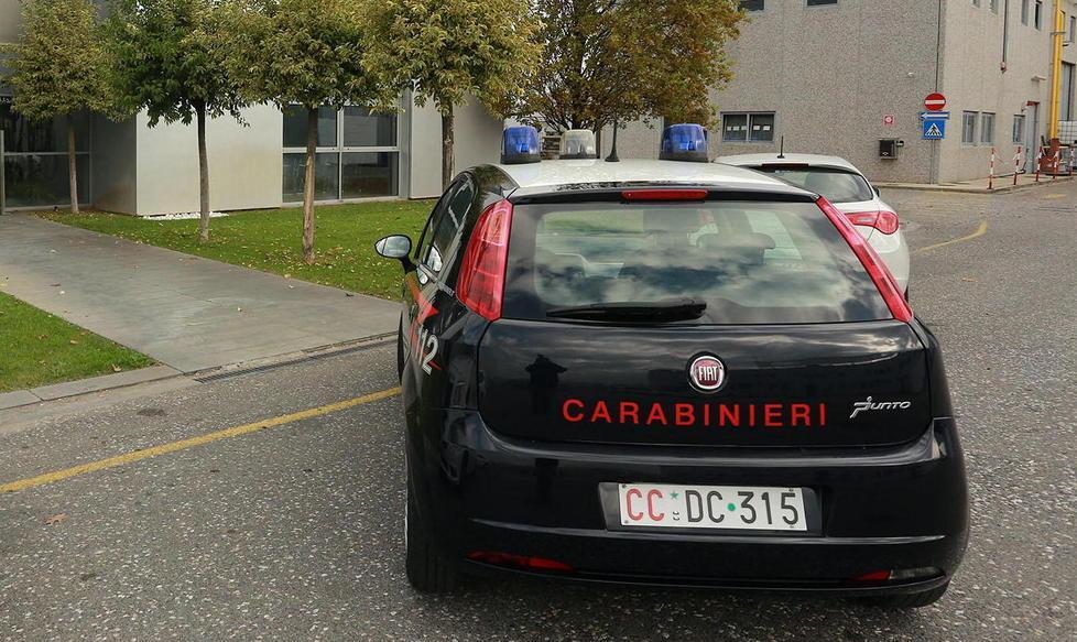 Rubate forbici, una spillatrice e dieci euro