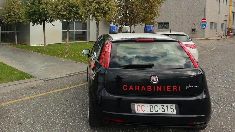 Rubate forbici, una spillatrice e dieci euro