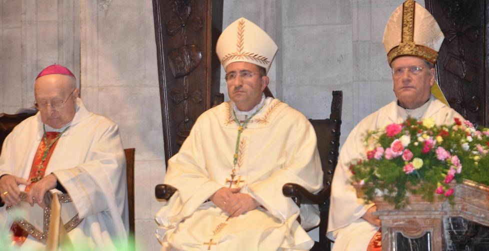 Il nuovo vescovo apre la porta santa 