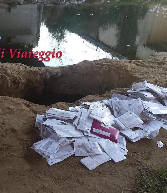 Centinaia di bollette buttate ritrovate in una buca alla Bufalina 