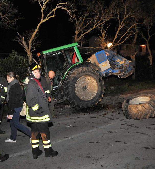 Automobile contro trattore Nessun ferito in modo grave