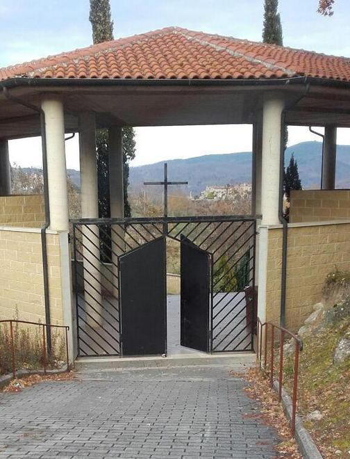 Al cimitero non c’è più posto Paesani infuriati 