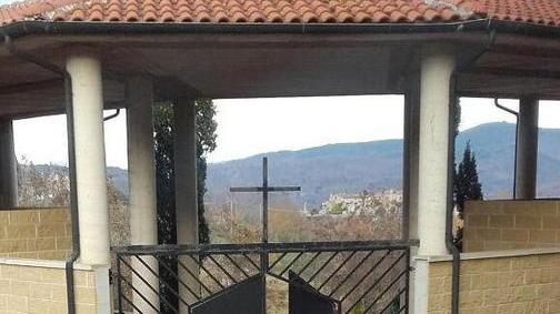 Al cimitero non c’è più posto Paesani infuriati