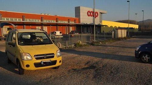 Le rubano dalla borsa i soldi per le bollette