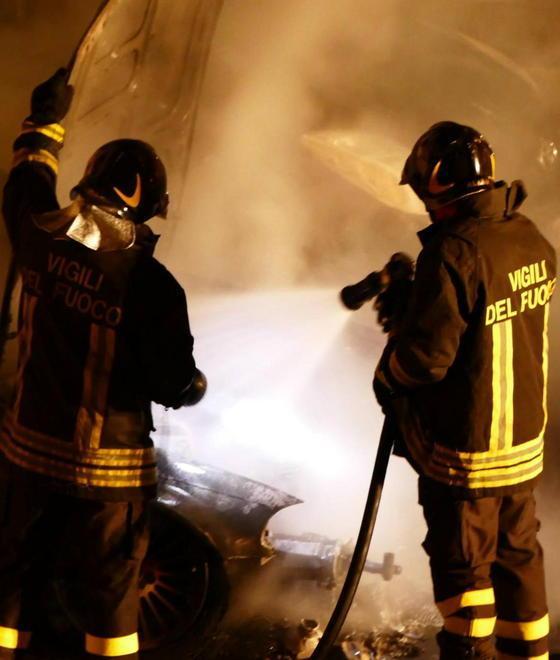 In fiamme un’auto Bmw sul Pontino