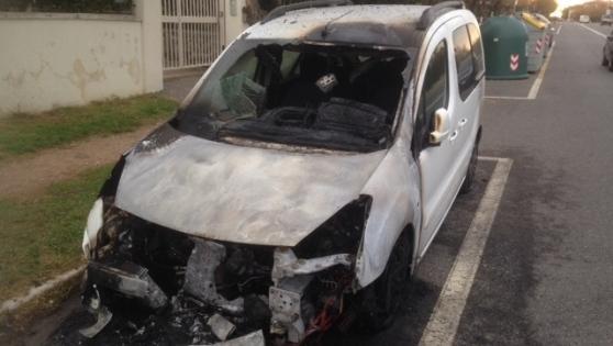 A fuoco un furgone della ditta Neri