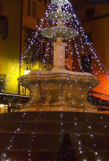 Con un po’ di fantasia la fontana diventa albero di Natale