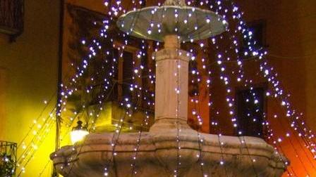 Con un po’ di fantasia la fontana diventa albero di Natale
