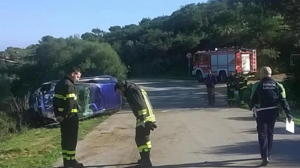 Auto si ribalta, illeso l’autista di Palau