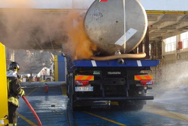 Incendio sul traghetto Delcomar, ma è una esercitazione