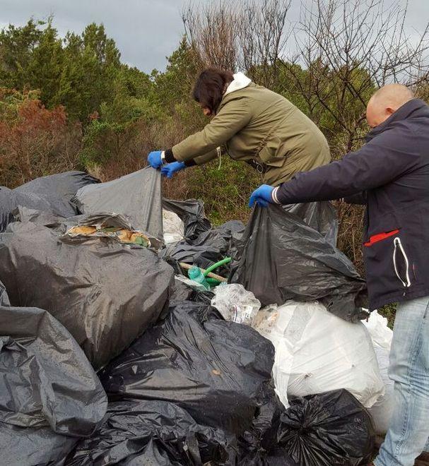 Multati sette furbetti: avevano abbandonato rifiuti e vecchie auto 