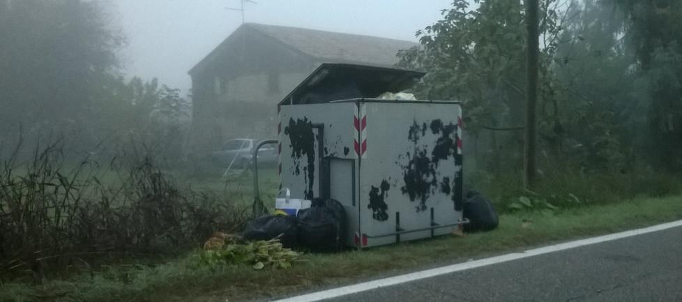 «I cassonetti dei rifiuti distano oltre un chilometro»
