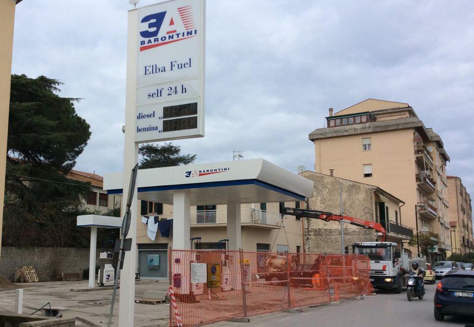 Il nuovo distributore "no logo" a Carpani (foto Gio' Di Stefano)