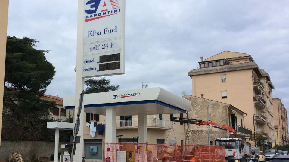 Il nuovo distributore "no logo" a Carpani (foto Gio' Di Stefano)