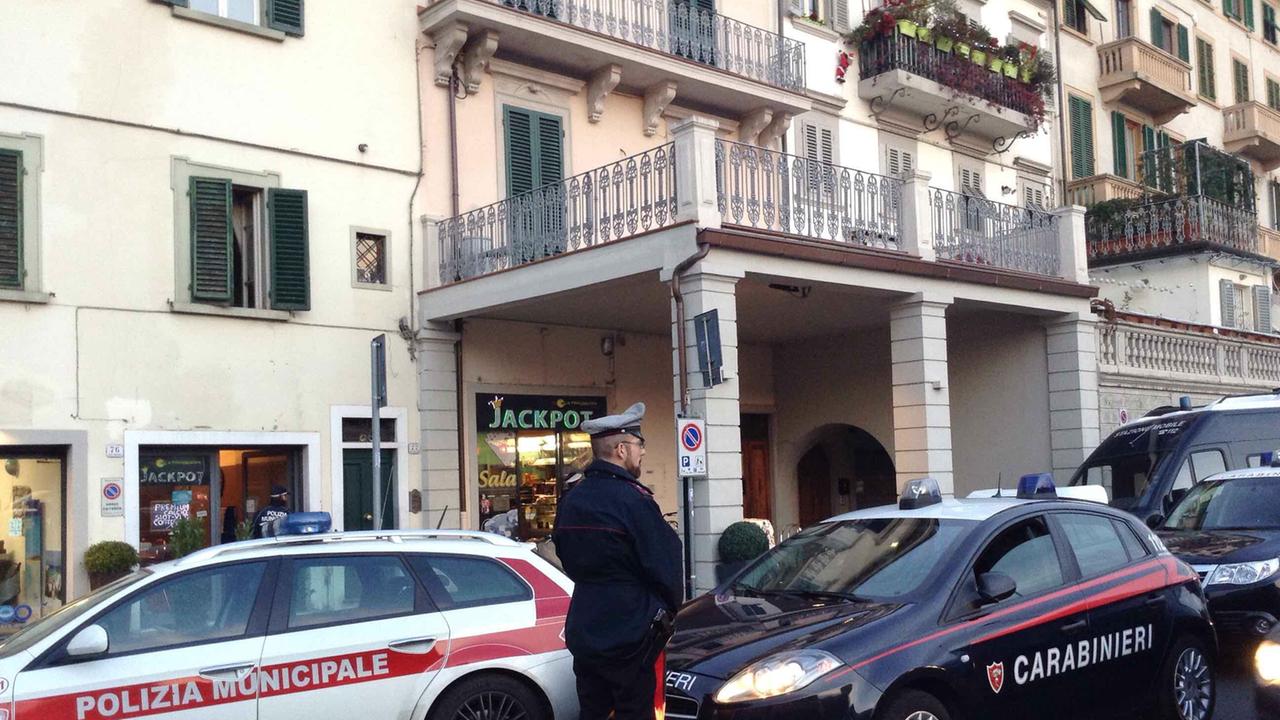 Carabinieri e polizia municipale in piazza Mercatale (foto Batavia)