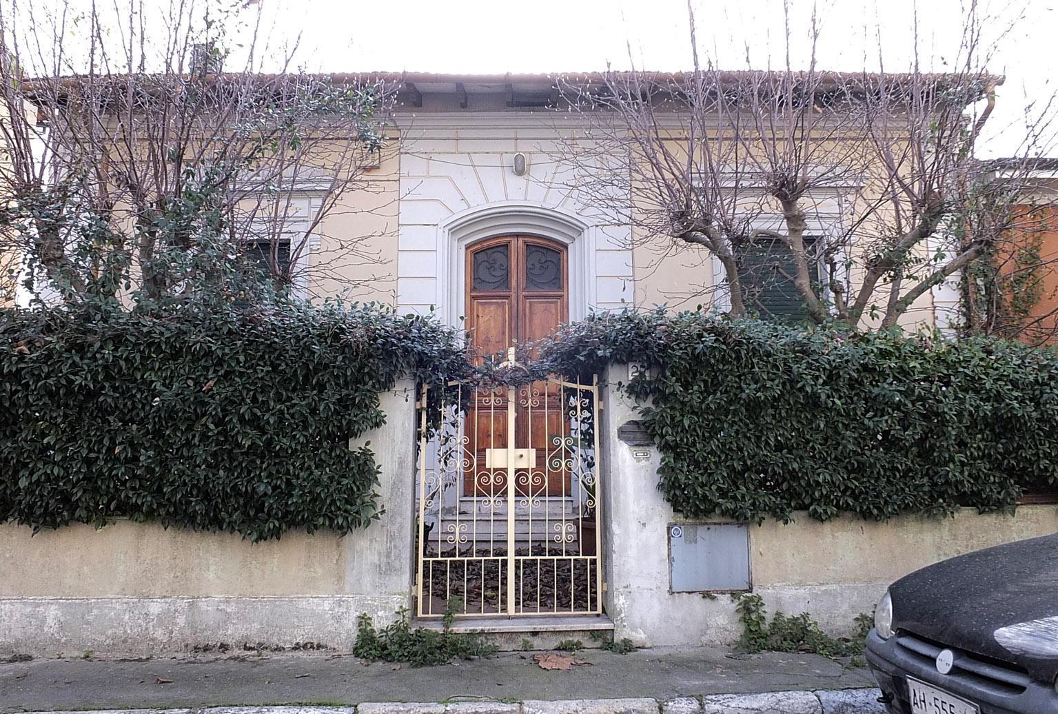 La villetta nel quartiere di San Giusto è tra i beni donati all'università e a un'associazione