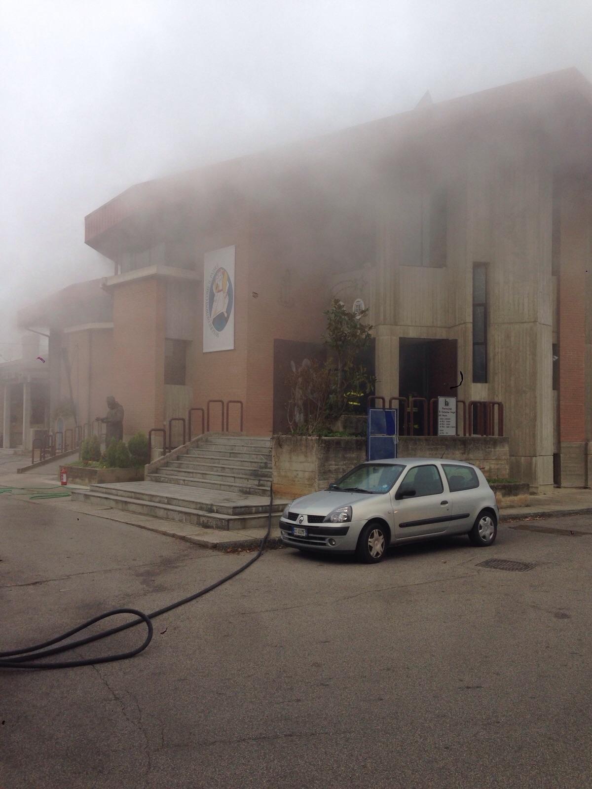 L'incendio nella chiesa di Santa Caterina Vegri