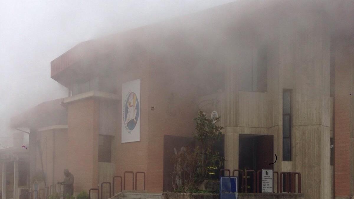 L'incendio nella chiesa di Santa Caterina Vegri