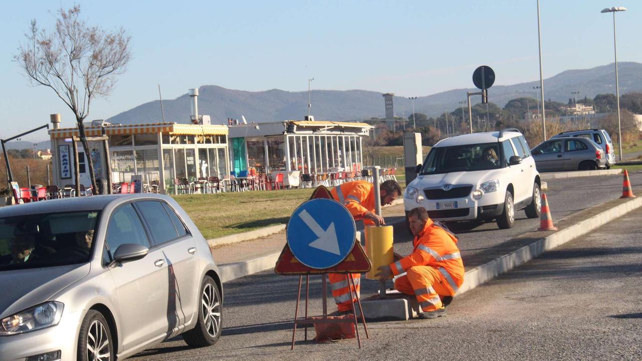 No ai camper e stop alla sosta selvaggia nel parcheggio davanti ai Tre Ponti