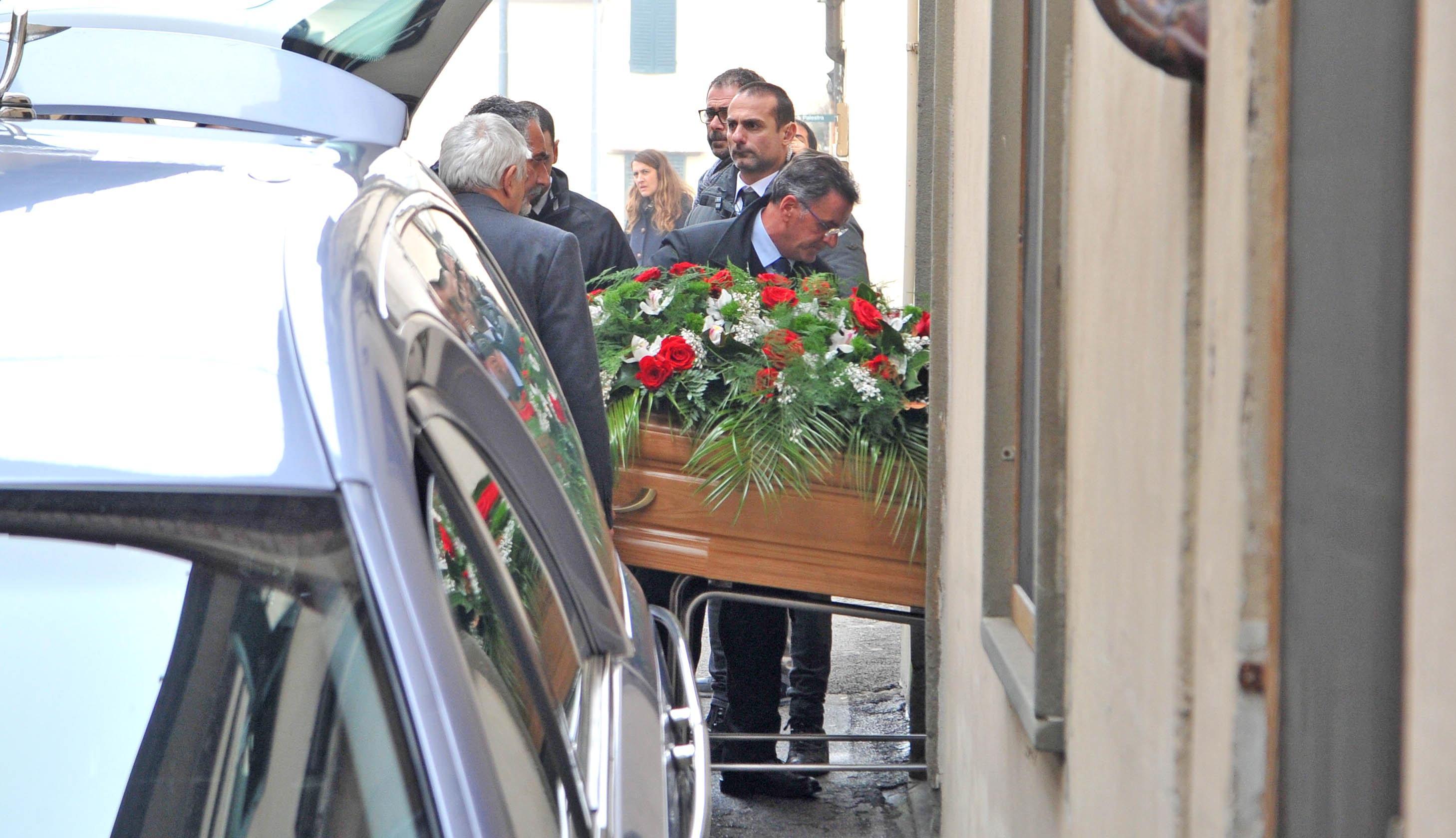 La bara di Licio Gelli viene portata nella camera ardente (Foto Gori)