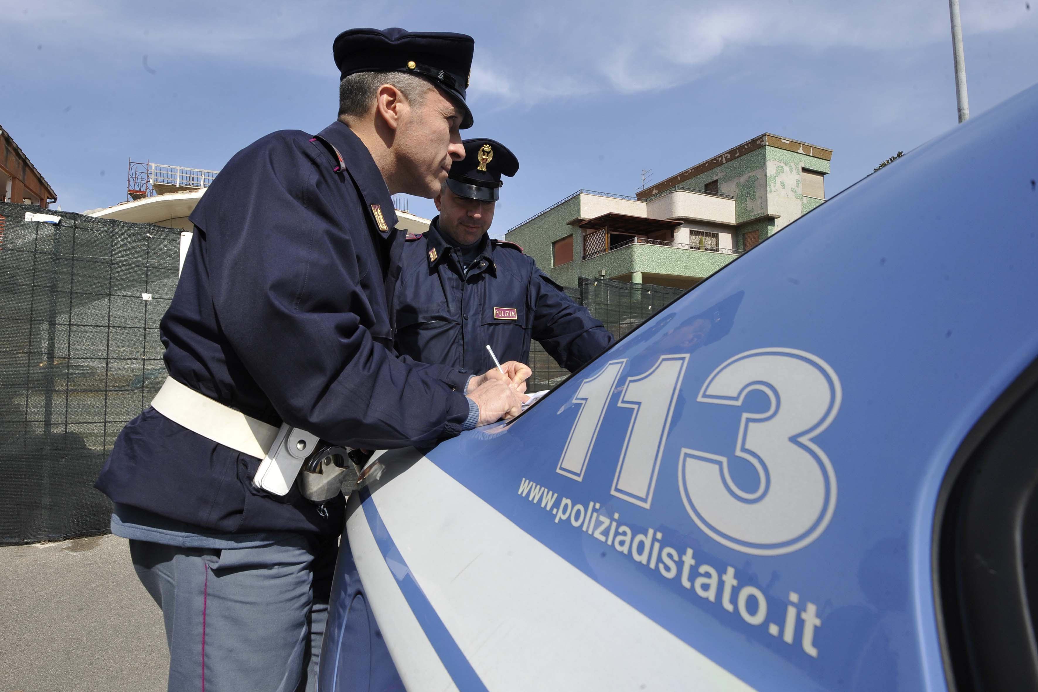 Scambia per ladri due agenti in borghese e sbarra loro la strada 