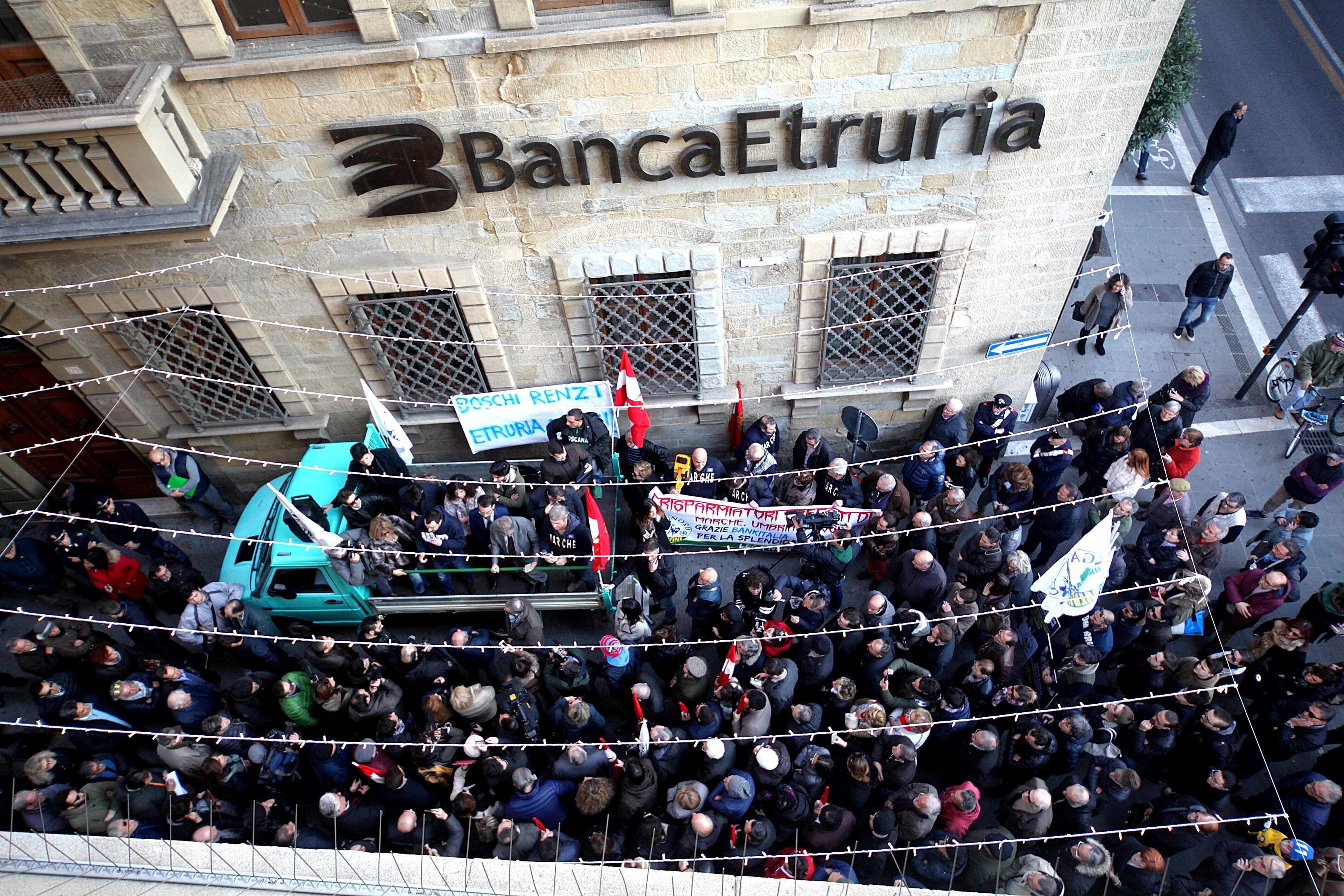 Proteste dei risparmiatori davanti alla sede di Banca Etruria