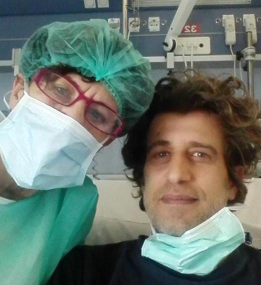 Simone Pantani con mamma Paola prima di entrare in sala operatoria