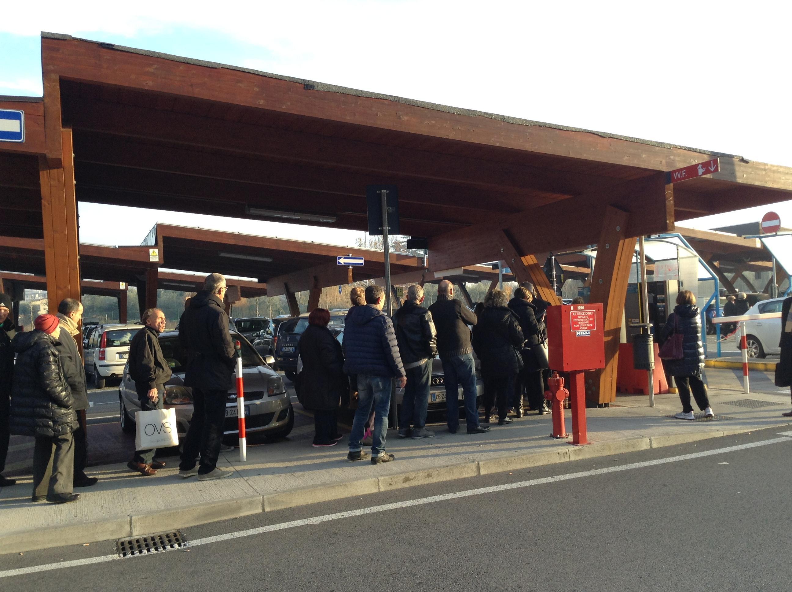 La fila per pagare il pedaggio