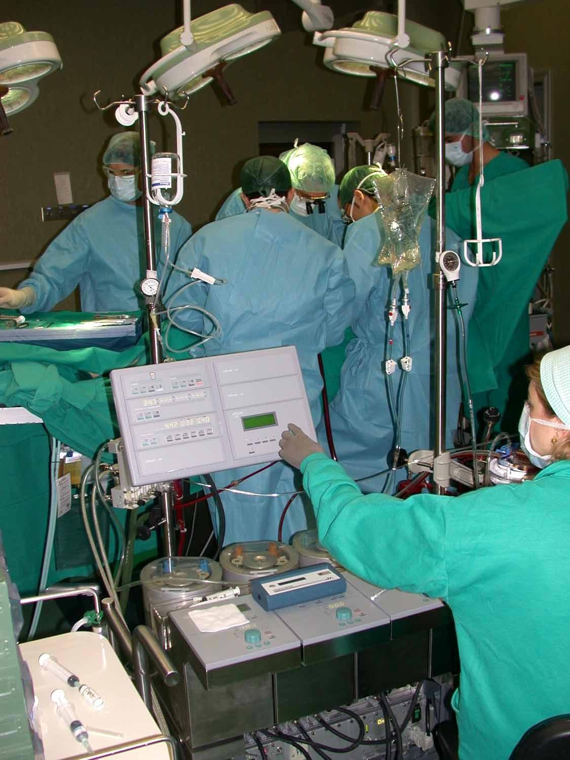 La macchina cuore-polmone con cui è stato operato il giovane, Mario Chiavarelli e la sala operatoria 