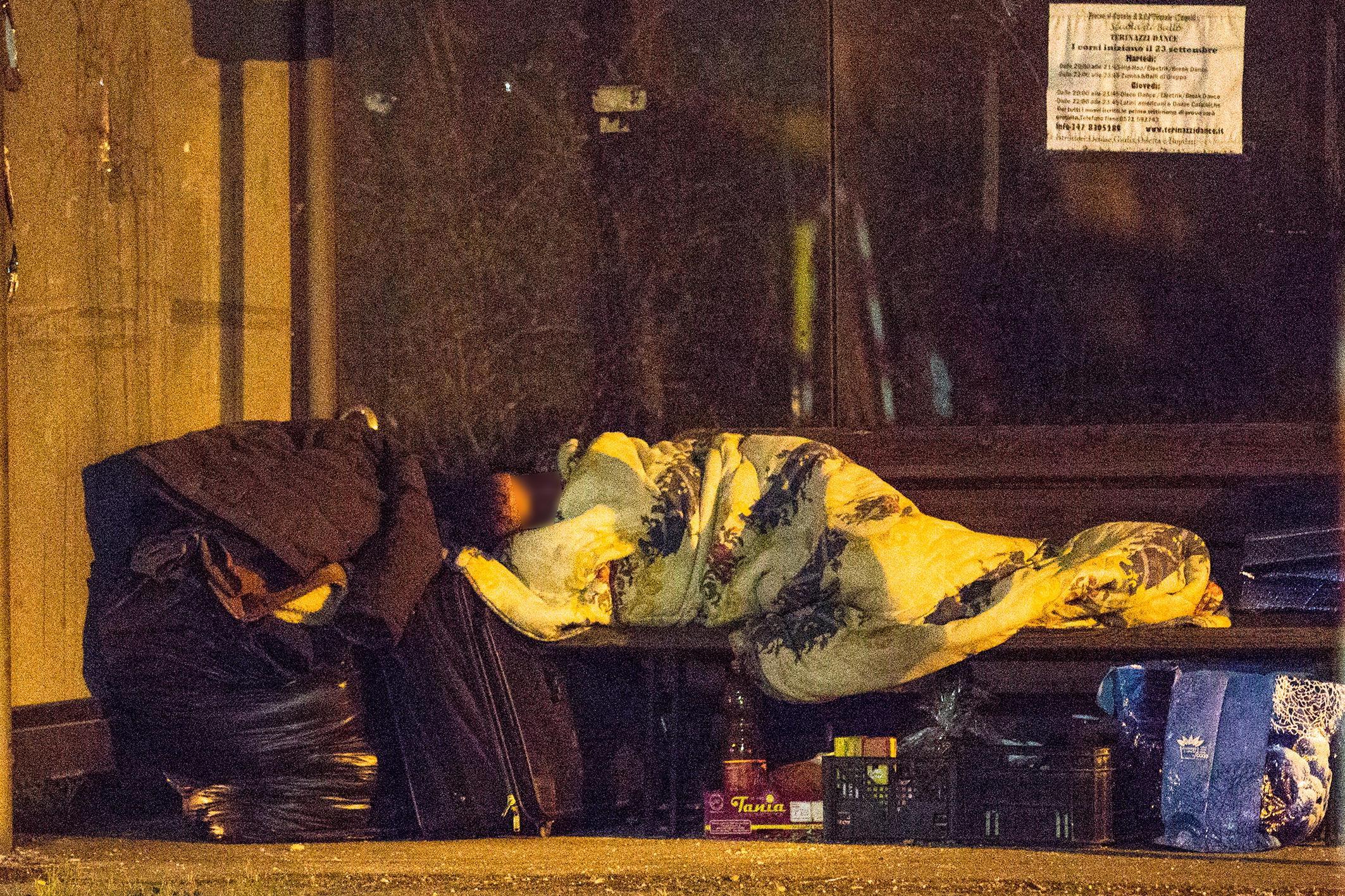 Un clochard su un giaciglio improvvisato (foto d'archivio)