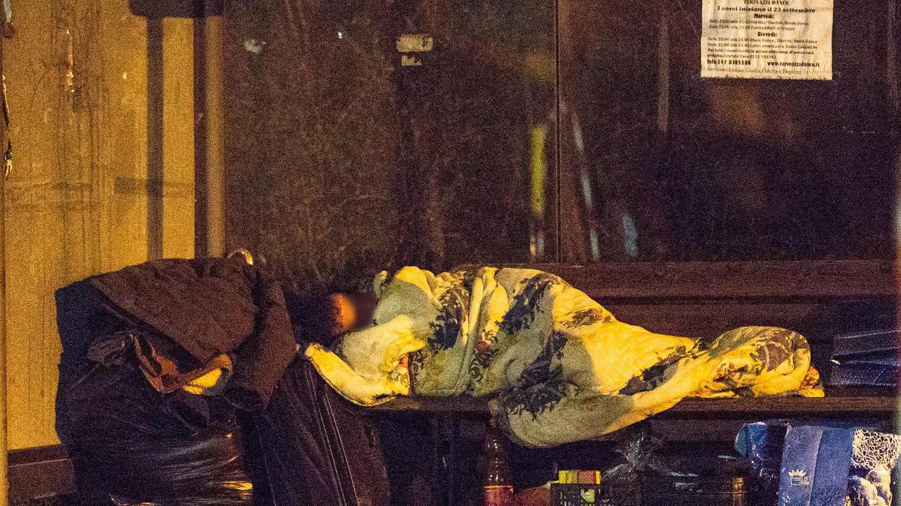 Un clochard su un giaciglio improvvisato (foto d'archivio)