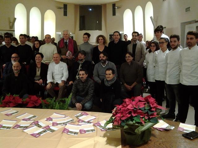 Foto di gruppo per gli chef, gli studenti del Datini e l'assessore Daniela Toccafondi