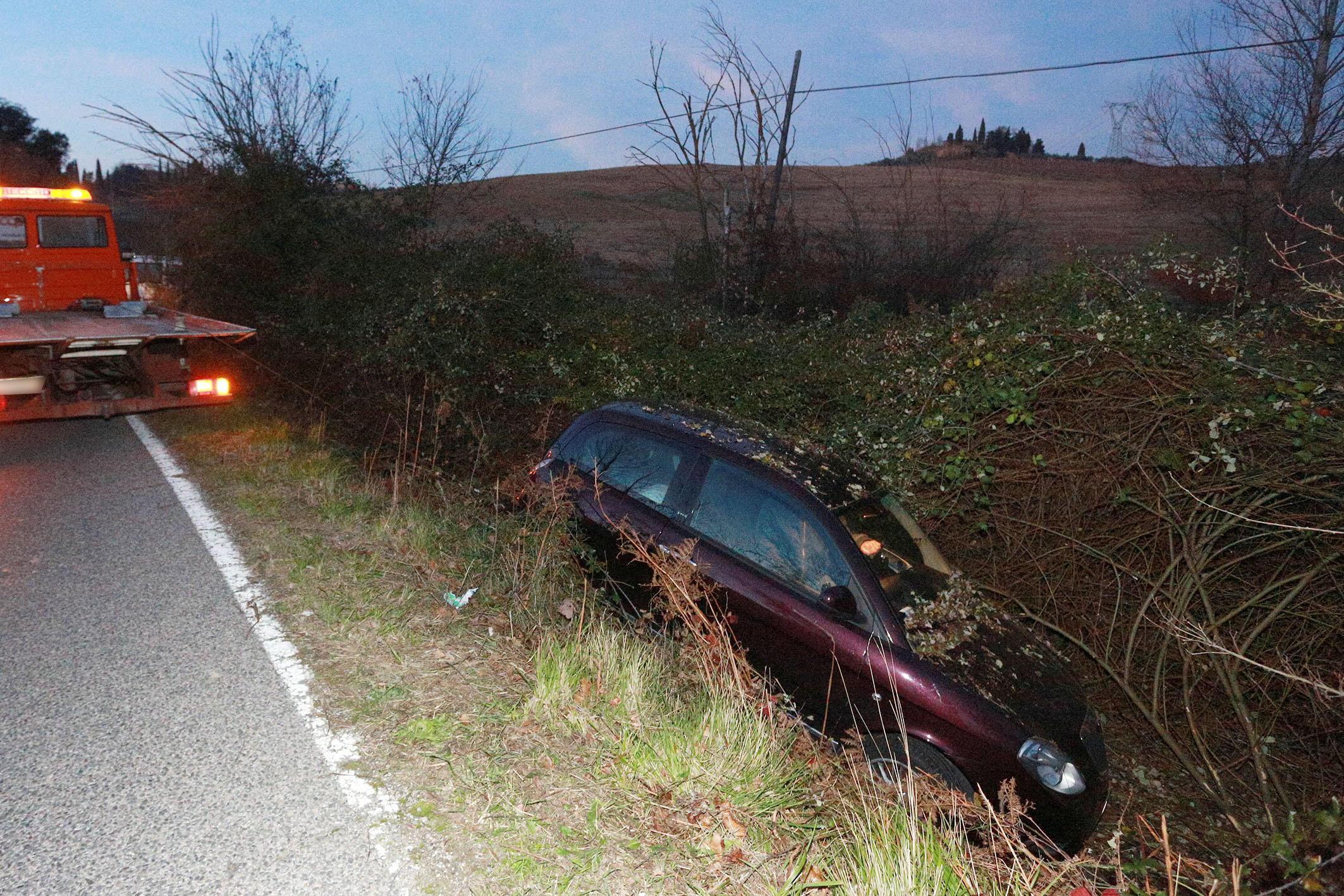 L'auto finita fuori strada a Ortimino (Foto Agenzia Carlo Sestini)