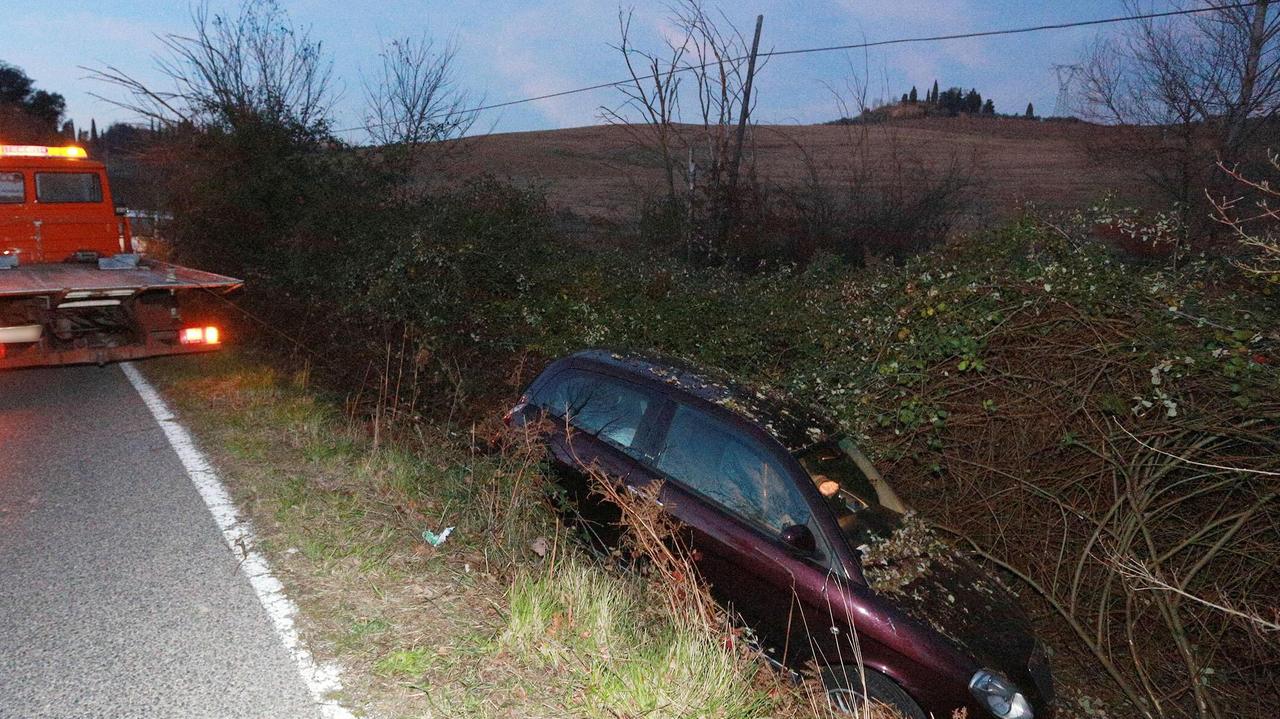 L'auto finita fuori strada a Ortimino (Foto Agenzia Carlo Sestini)