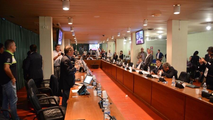 Una seduta del consiglio comunale di Olbia