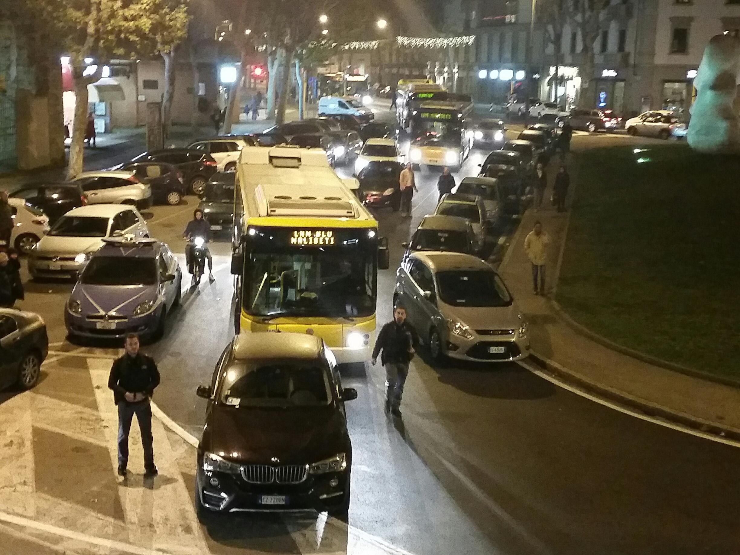La polizia aspetta il proprietario del fuoristrada in piazza San Marco