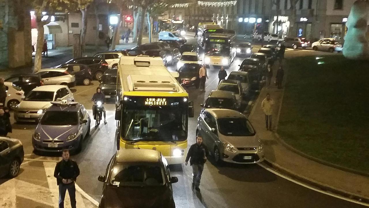 La polizia aspetta il proprietario del fuoristrada in piazza San Marco