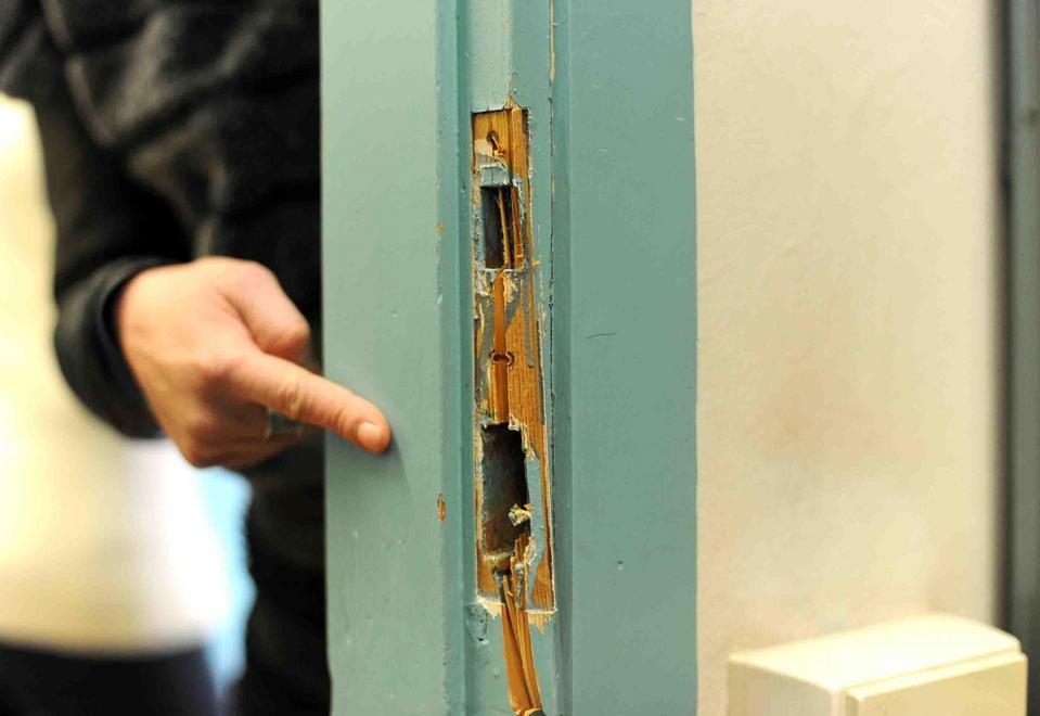 Ladri in azione nel centro di Rosignano Solvay, hanno forzato le porte d’ingresso di alcune abitazioni (foto d’archivio)