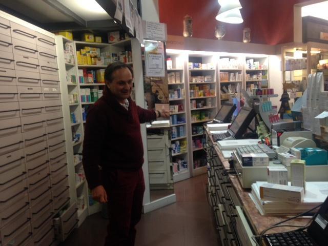 Il dottor Pieroni nella farmacia rapinata
