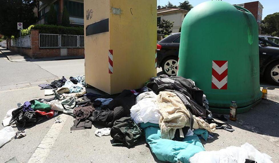 “Assalti” ai cassonetti dei vestiti