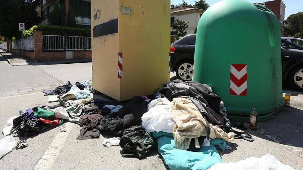 “Assalti” ai cassonetti dei vestiti