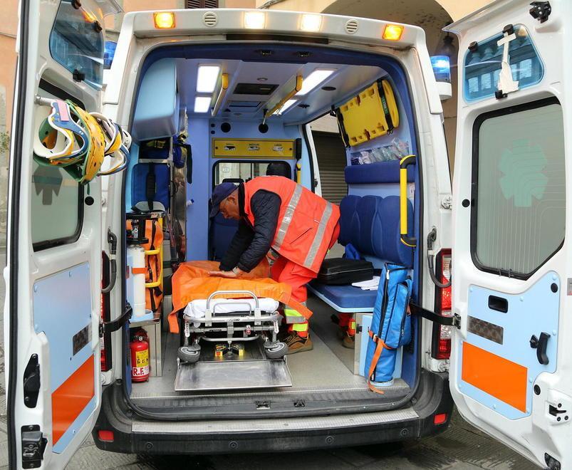 A 12 anni gli scoppia un petardo in mano 