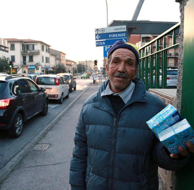 Guerra al semaforo sul viale aggredito anziano venditore 