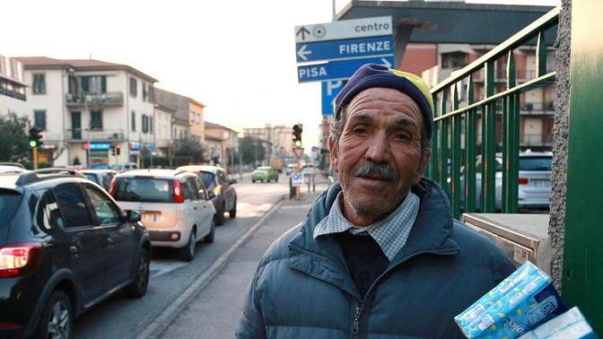 Guerra al semaforo sul viale aggredito anziano venditore