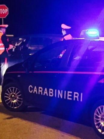Rubano un registratore di cassa in una ditta poco dopo l’orario di chiusura serale