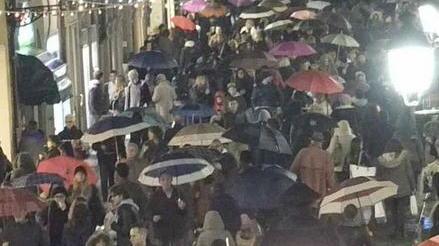 Otto ore di shopping e spettacoli in centro con la “Notte Blu”