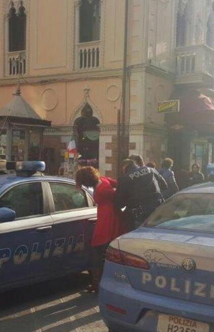 Bloccata da una poliziotta dopo il furto di una maglia 