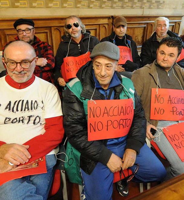 Il Pd dice no alla mozione M5s su Aferpi e aree portuali